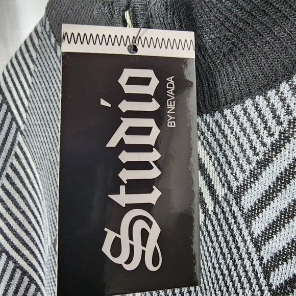 New Studio quarter zip black and white diamond plate sweater, size XLarge. - Picture 3 of 7